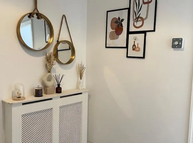 Stylish And Modern 3 Bed Apartment With Free Parking,