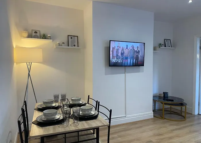Stylish And Modern 3 Bed Apartment With Free Parking,
