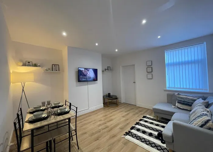 Stylish And Modern 3 Bed Apartment With Free Parking,