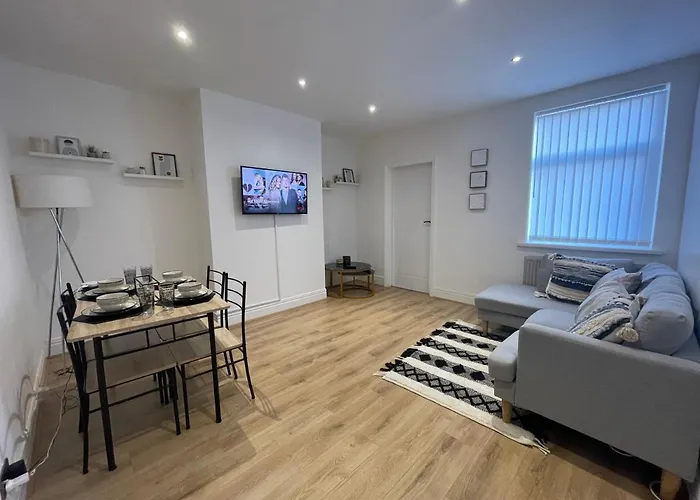 Stylish And Modern 3 Bed Apartment With Free Parking,