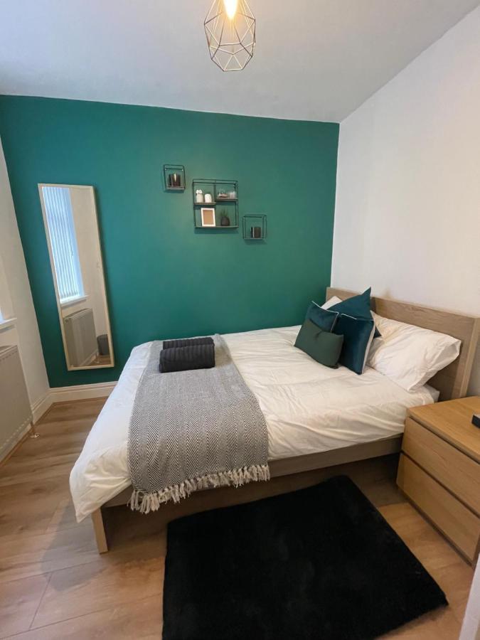 Stylish And Modern 3 Bed With Free Parking, *