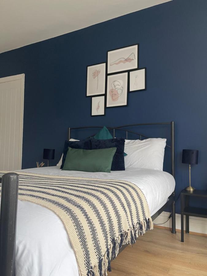 Stylish And Modern 3 Bed With Free Parking, *