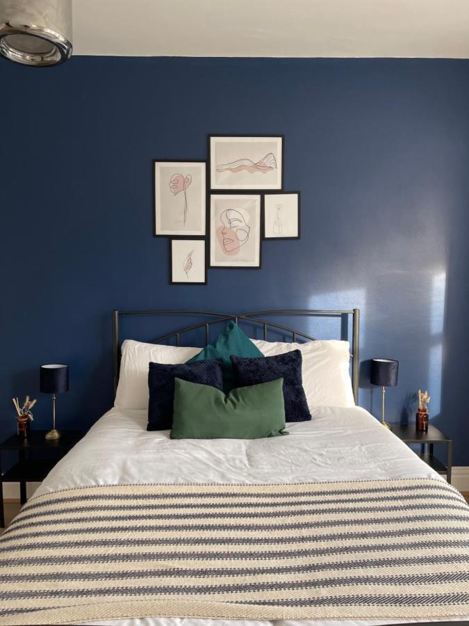 Stylish And Modern 3 Bed With Free Parking, Appartement
